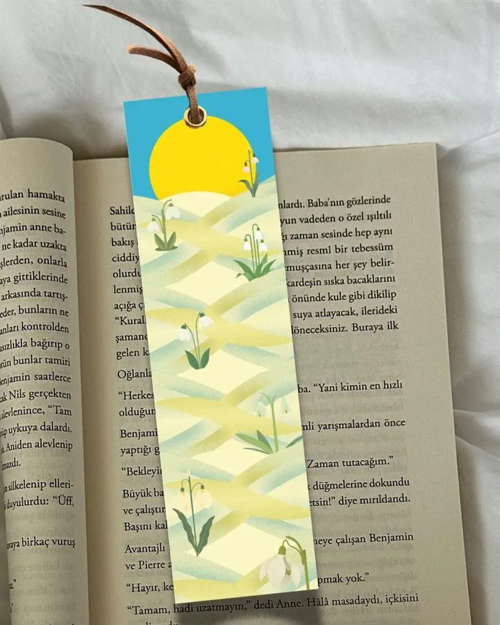 Semn de carte handmade așezat pe rafturi de bibliotecă
