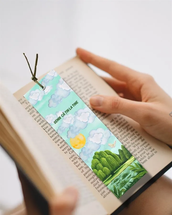 Semn de carte handmade cu copac lângă lac.