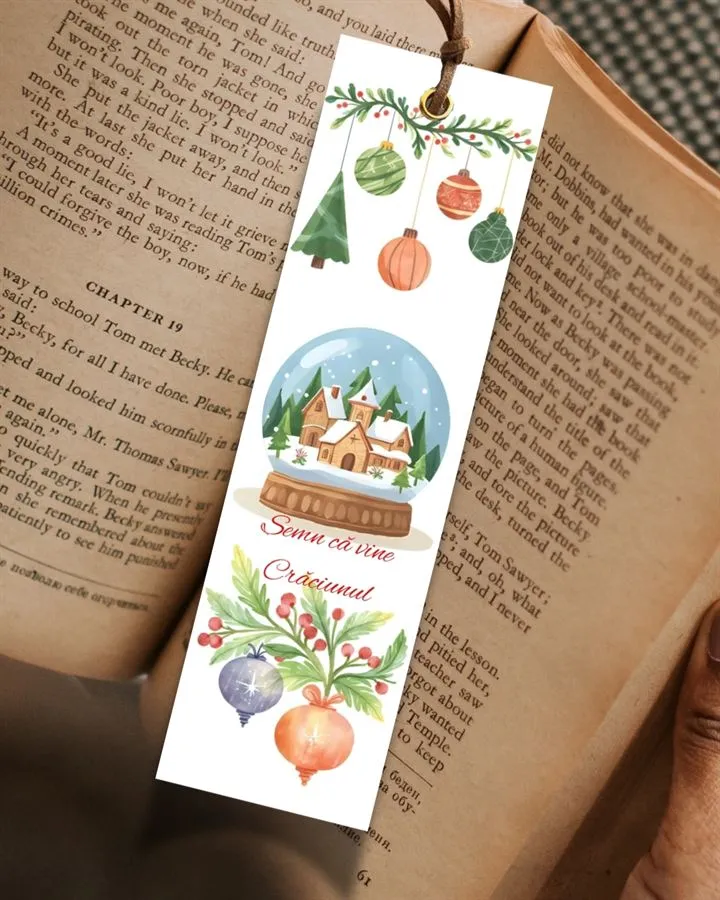 Semn de carte de iarnă handmade cu globuri de Crăciun.