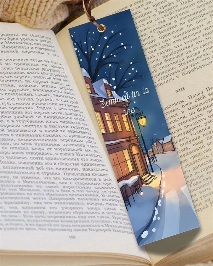 Semn de carte de iarnă handmade cu oraș nins noaptea.